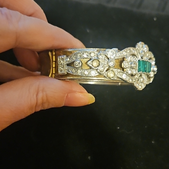 Gold tone vintage Art Deco Bracelet with detailed filigree adorned with stones - Picture 5 of 9